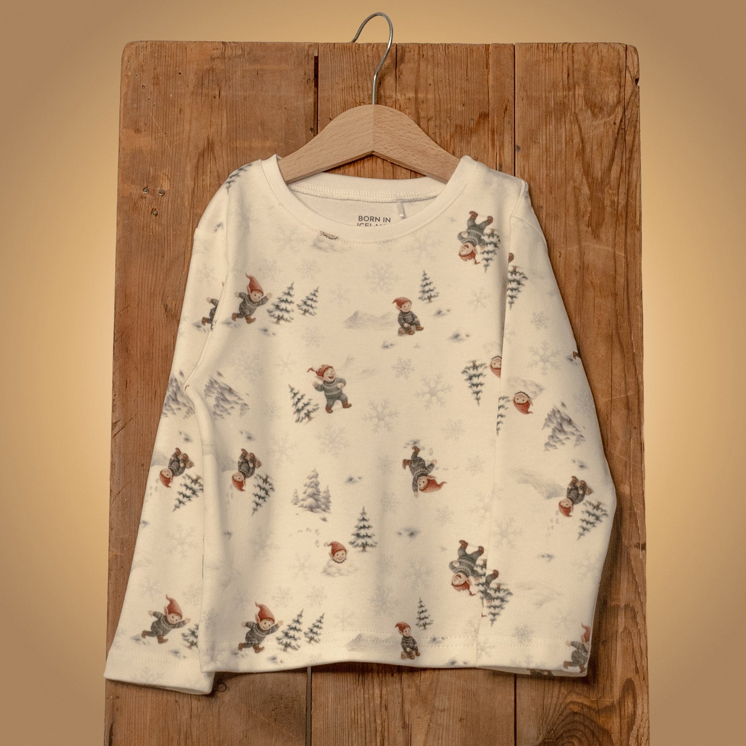 Patterned long-sleeved top