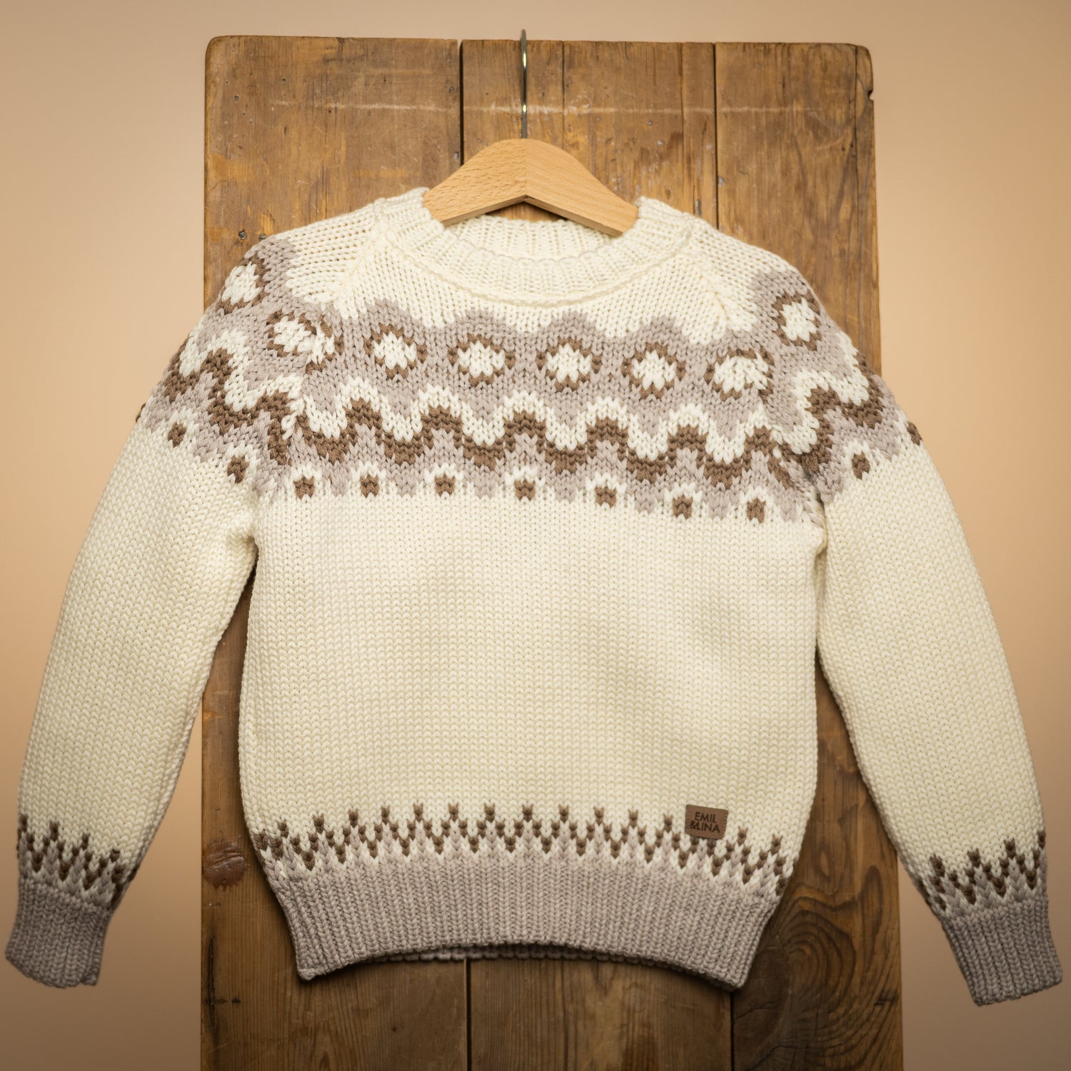 Machine-knit sweater with pattern