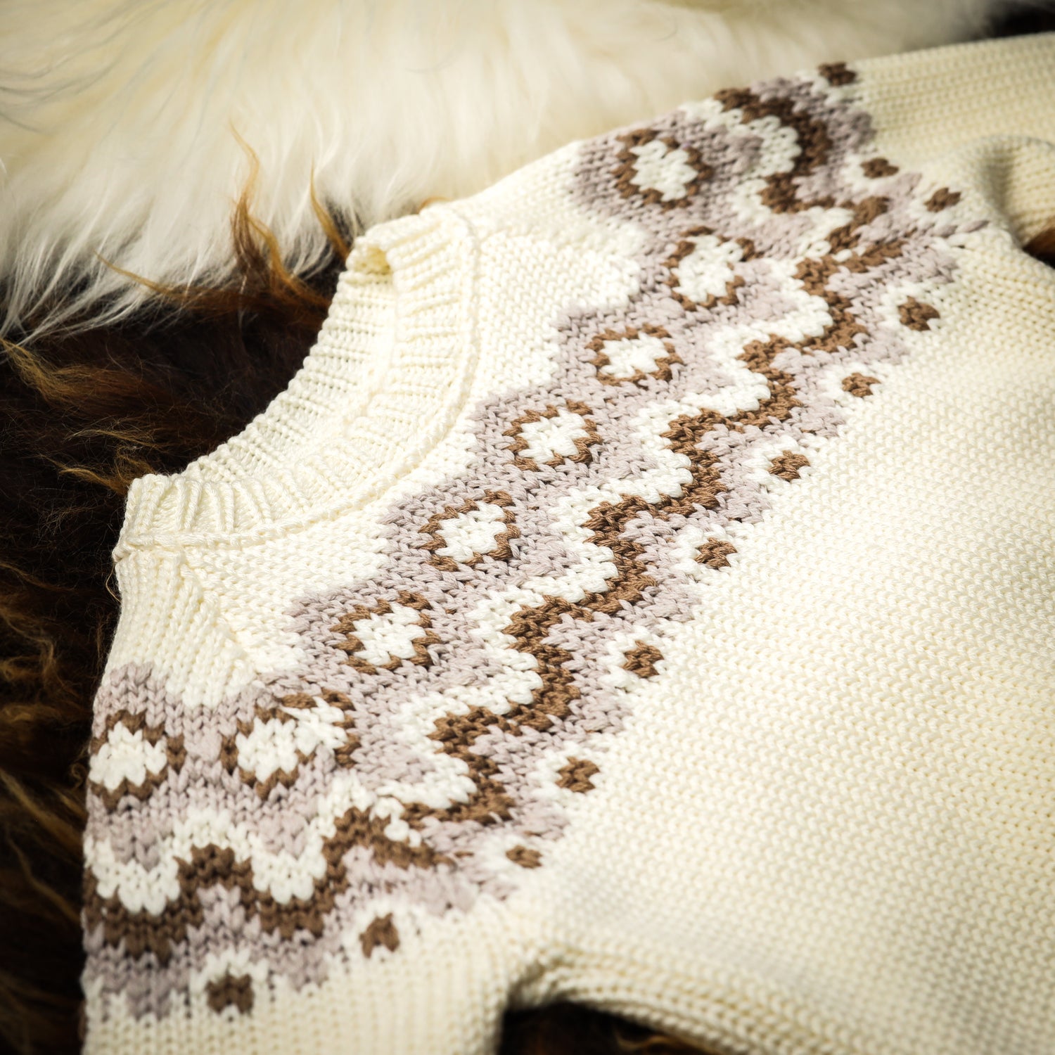Machine-knit sweater with pattern