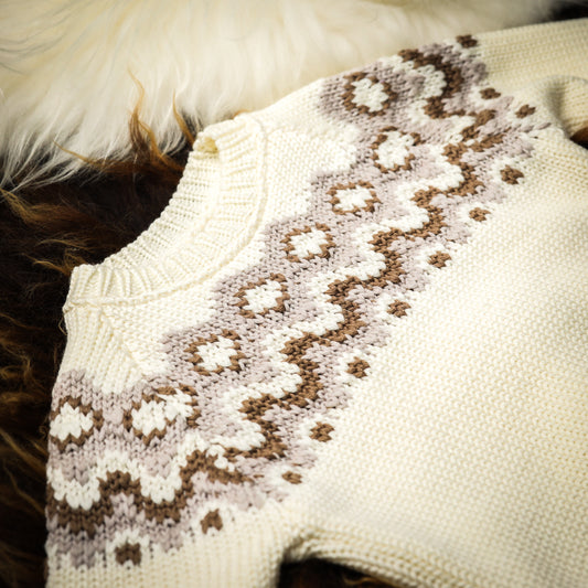 Machine-knit sweater with pattern