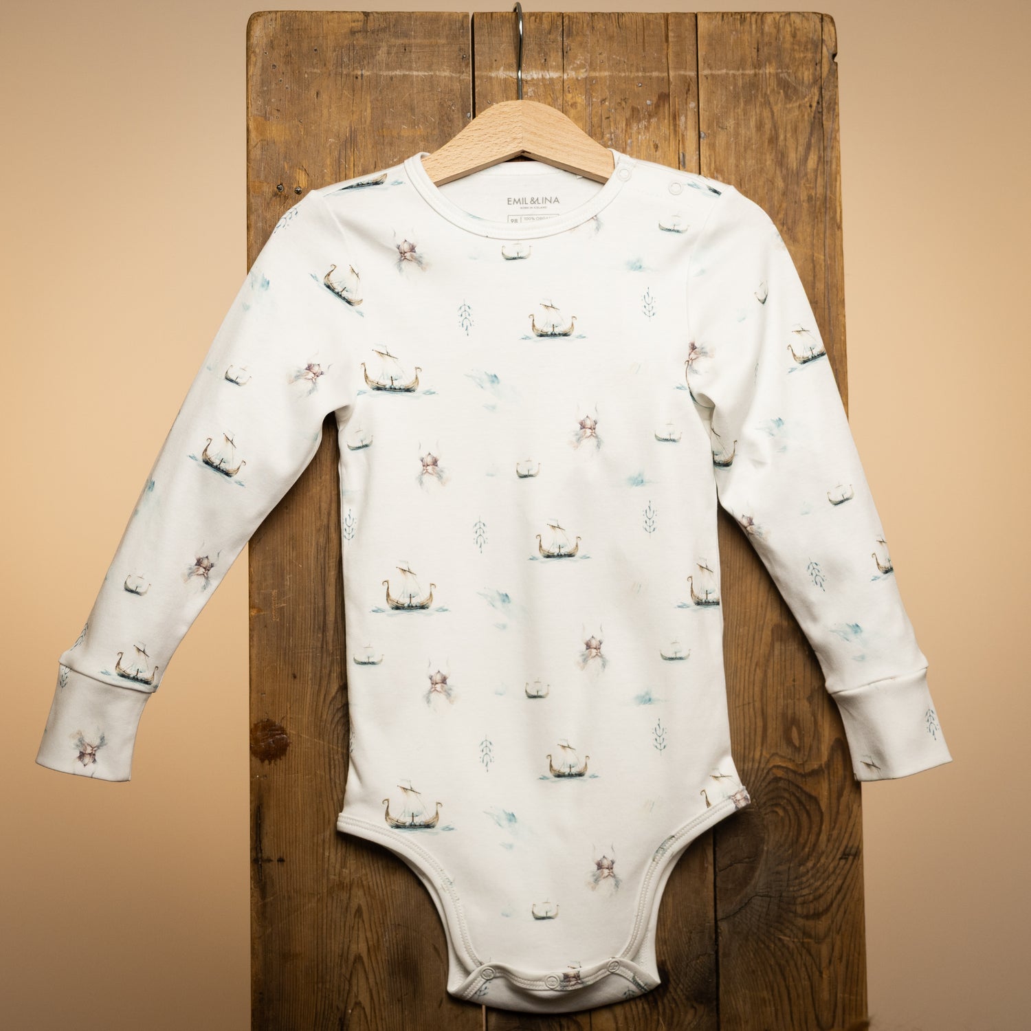 Patterned snap-button long-sleeved baby bodysuit